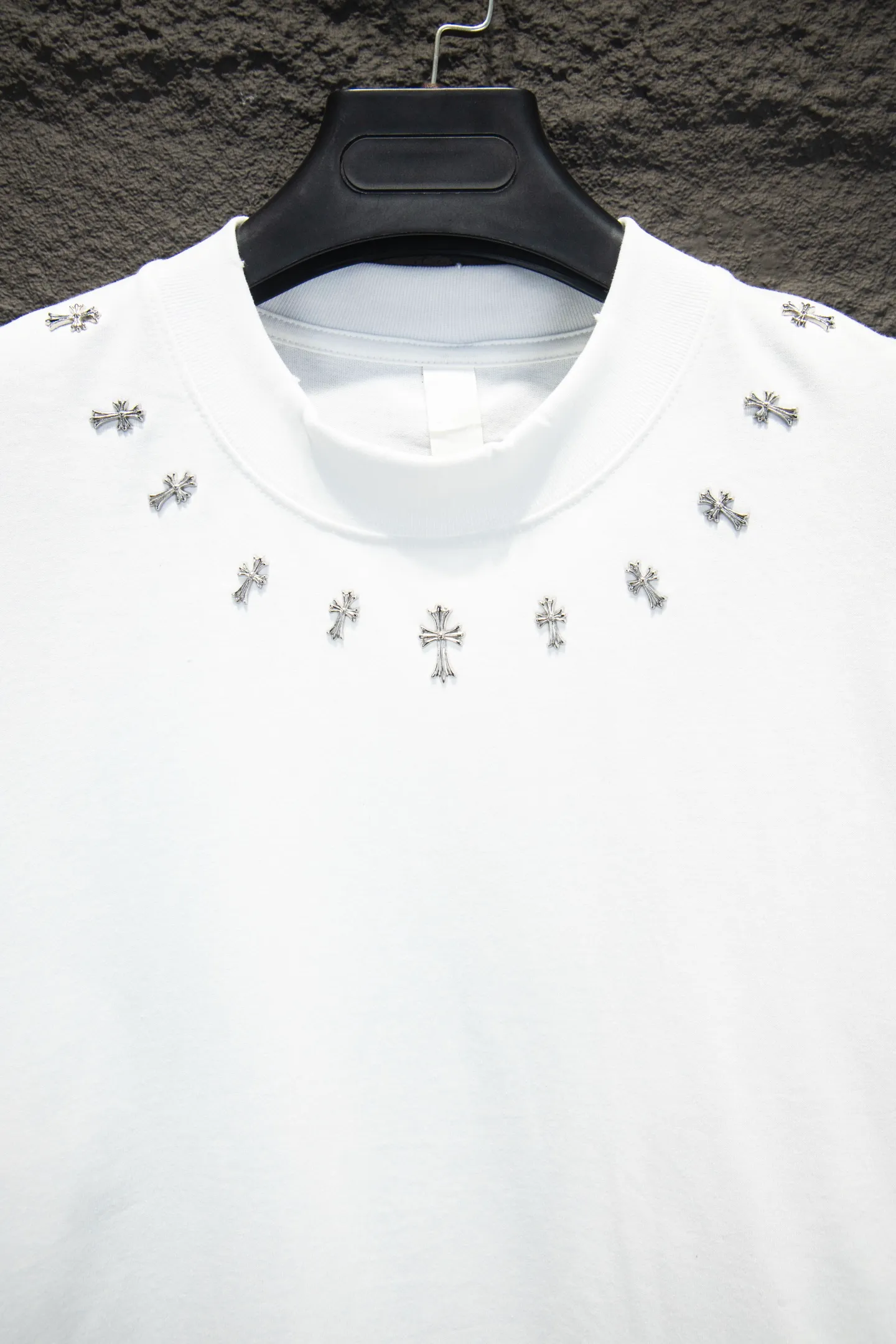 P190 🆕Chrome Hearts os version is really charming and Chrome Hearts is really a must-have. Each season's new version is made to the extreme. It is very practical and can be worn casually. Nice✔️ - ⚠️100% cotton. Made of 32-count double yarn, 260-gram weight fabric and imported knitted carded cotton. The thickness is moderate, drapey and contoured, and the upper body is comfortable! ! It is very tolerant to fat body types and can instantly lose five pounds after wearing it!  Front panel #Back panel Neckline Bronzing elements# Imported hardware heavy craftsmanship and imported accessories. The body is washed, fried, frayed and added with handmade elements, which greatly increases the interest of the clothing; unique visual effects. The special fraying effect creates a unique distressed effect. The addition of handmade elements to the body greatly increases the interest of the clothing; it has a unique visual effect. After special fraying effect treatment, a unique distressed effect is formed. An irregular hem is added to the version. This year, Crow Heart is focusing on the version. In the past two years, the oversize version has become the focus of the trend. It has also been a popular staple in the past two years. The change of designers has made this brand an instant hit. The progressive fashion of the times also needs the blood impact of fresh elements and trendy designs in order to continue its glory! It’s stylish both inside and outside, a must-have for high street travel! An absolute "eye-catching style" that can match couples 💏 Color: washed black and white Size: S M L XL